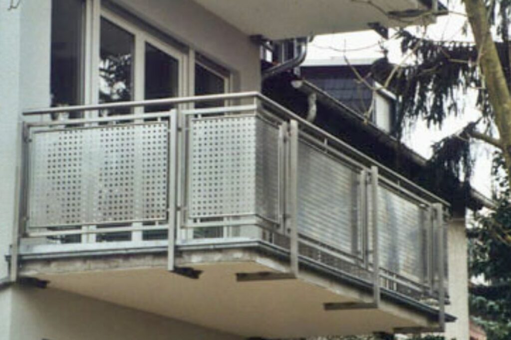 Geländer mit Quatratlochung