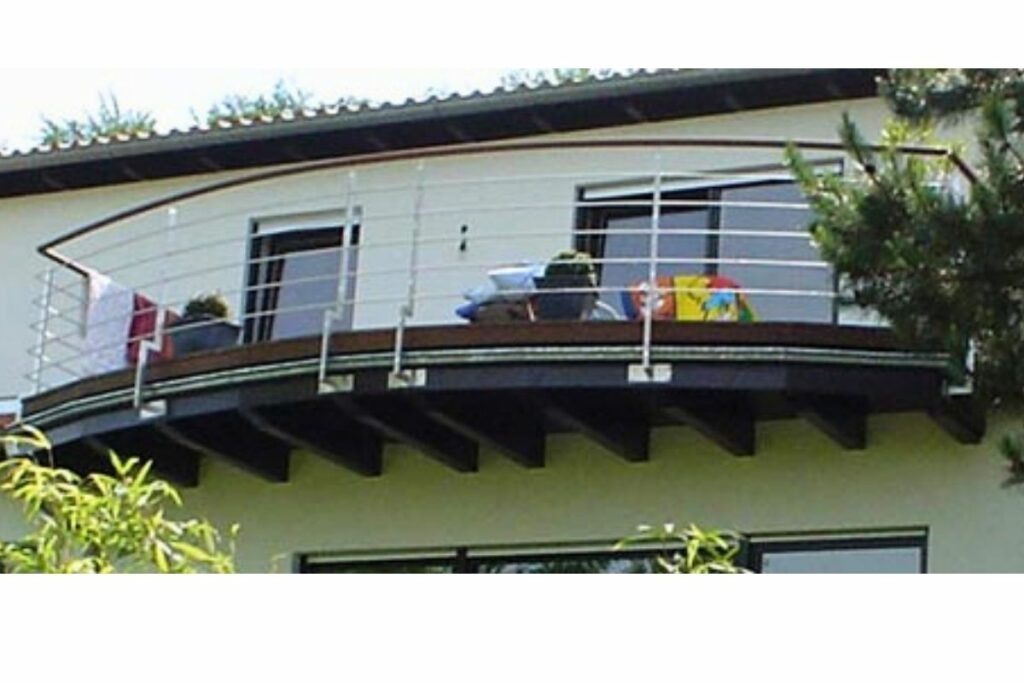 Geländer mit Holzhandlauf