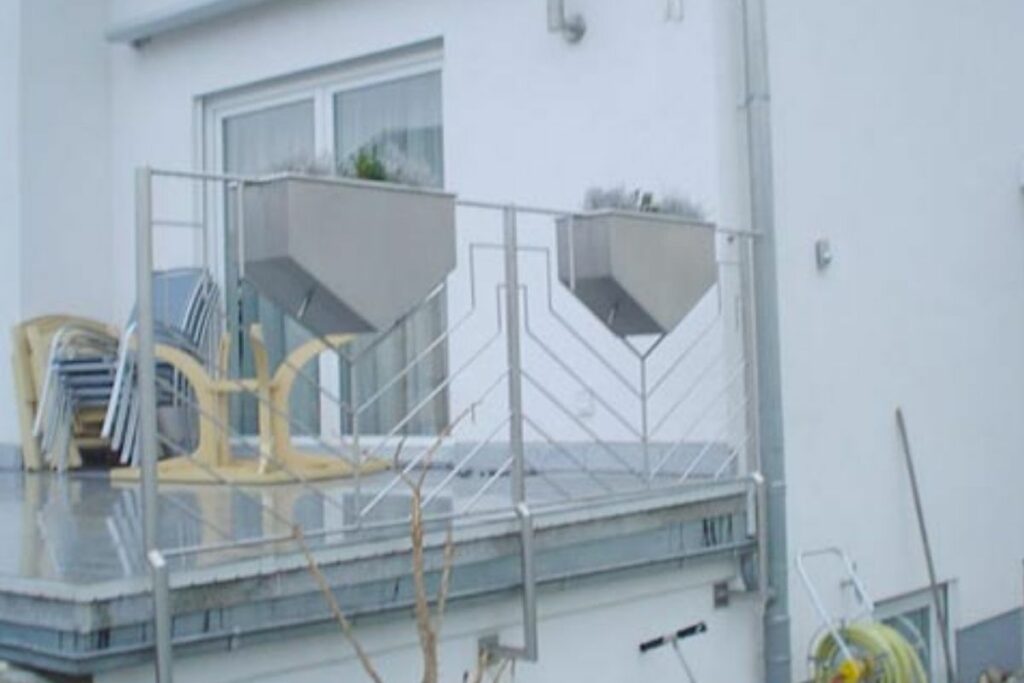 Edelstahlgeländer mit Pflanzkasten